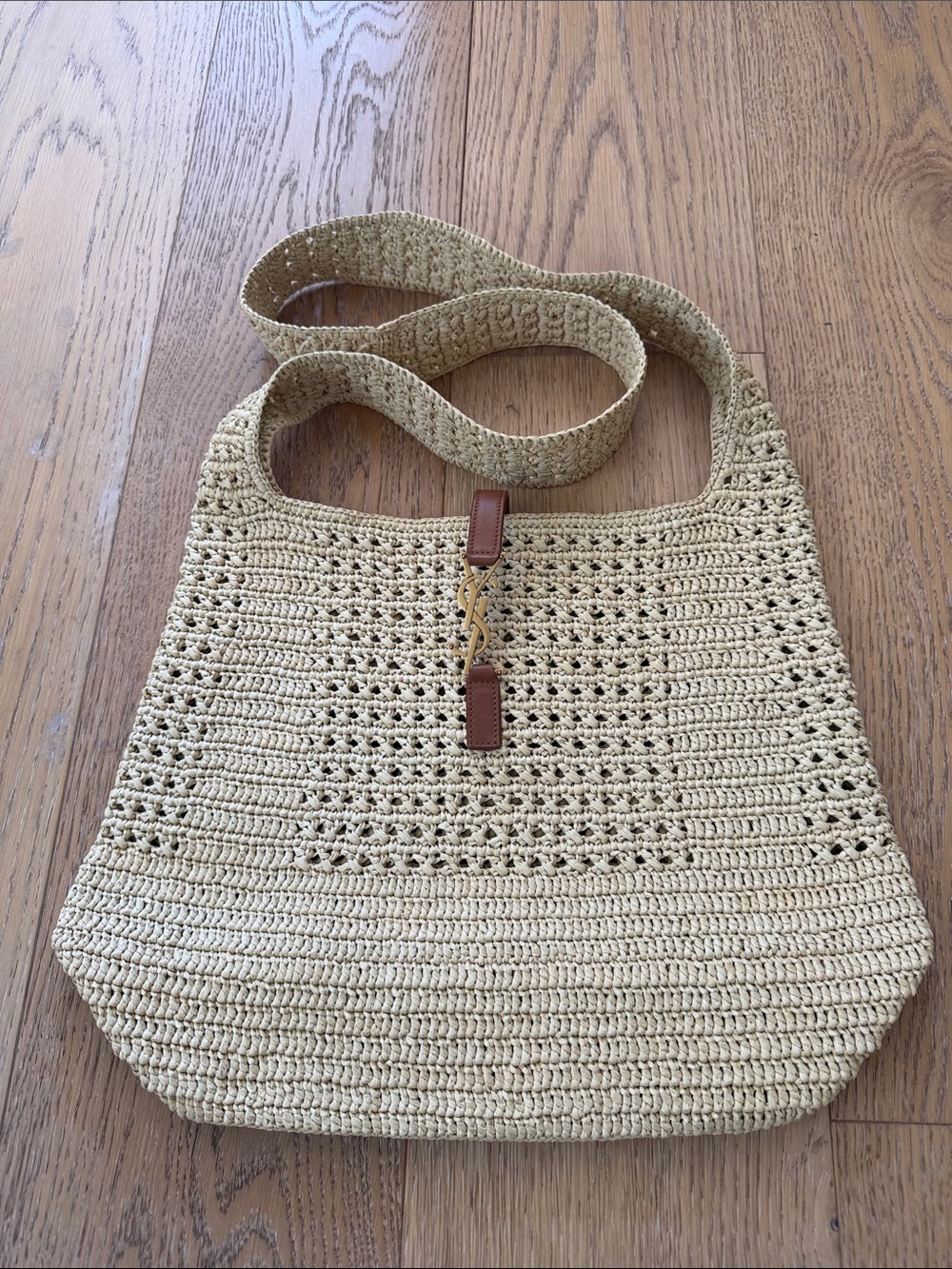 Le 5 À 7 Supple Large Shoulder Bag in Raffia